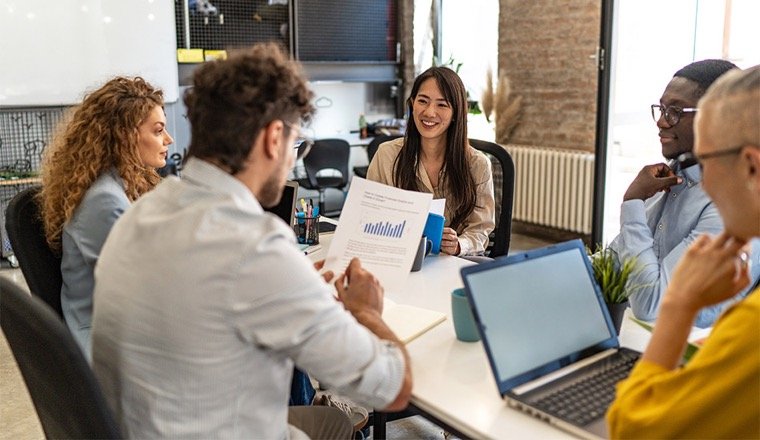 Equipo comercial trabajando en la retención de clientes